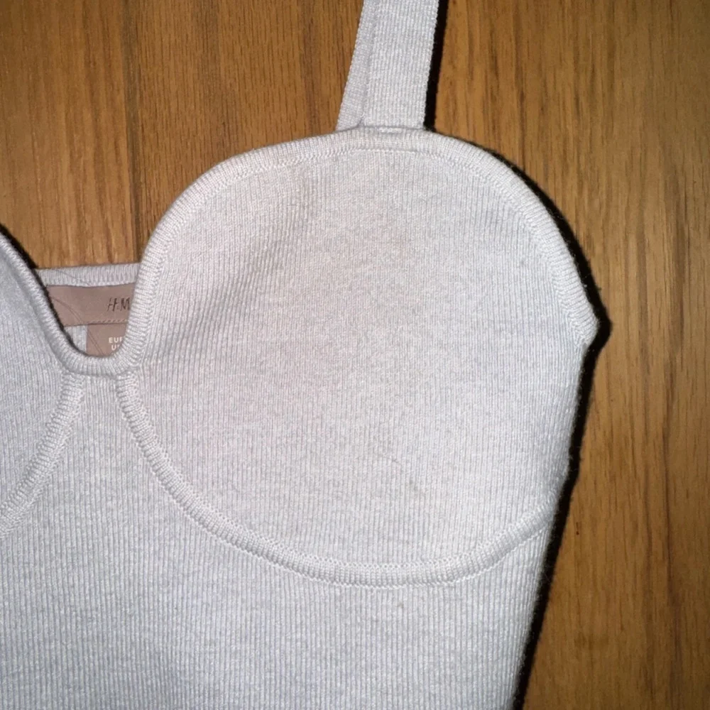 H&M Cream Tank Top with Sweetheart Neckline - Picture 2 of 5